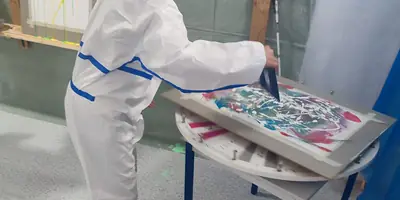 Frau gestaltet ein Bild auf der rotierenden Scheibe