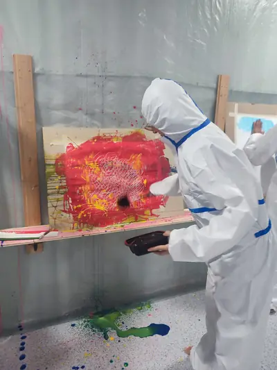 Leuchtend rotes Werk entsteht auf der Staffelei