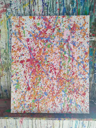 Fertiges Spritzbild in Rot, Blau und Orange auf der Staffelei